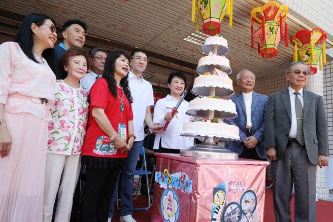 身为安乐国小校友的台中市长卢秀燕（右三）与基隆市长谢国梁（右四）、市议员林沛祥（后排左一）、教育处长刘美兰（前排左一）等共同切蛋糕庆祝安乐国小百年校庆。（基隆市政府提供／徐佑升基隆传真）