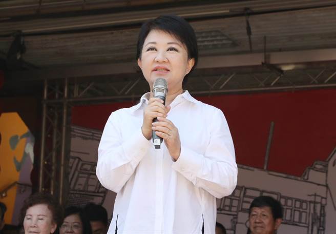 台中市长卢秀燕今在脸书晒出20岁的照片，引来网友大讚。（基隆市政府提供／徐佑升基隆传真）