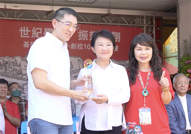 基隆市长谢国梁（左）颁发杰出校友奖给台中市长卢秀燕（中）。（徐佑升摄）