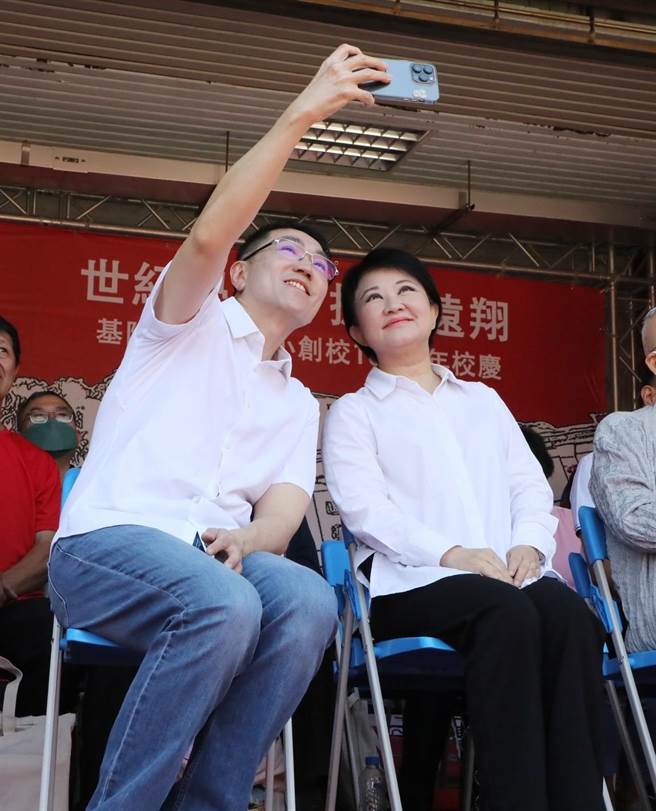 基隆市长谢国梁（左）与台中市长卢秀燕（右）开心自拍。（基隆市政府提供／徐佑升基隆传真）