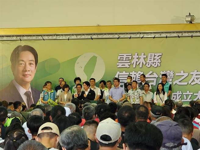 赖清德今出席云林信赖之友会成立大会，赖演讲时强调选举排黑条款是回应国人对治安的呼求，不过甫遭云林地检署以贪污罪起诉的褒忠乡长陈建名（后排右一）也在台上。（周丽兰摄）