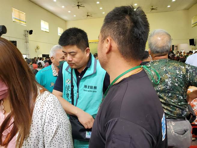 褒忠乡长陈建名(中)在活动结束时快步离去。（周丽兰摄）