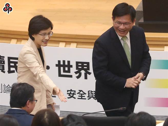 青平台基金会27日举办「永续民主．世界台湾」系列论坛开幕式及第一场次论坛，总统府秘书长林佳龙（右）在青平台基金会董事长郑丽君（左）陪同下进场。（赵双杰摄）