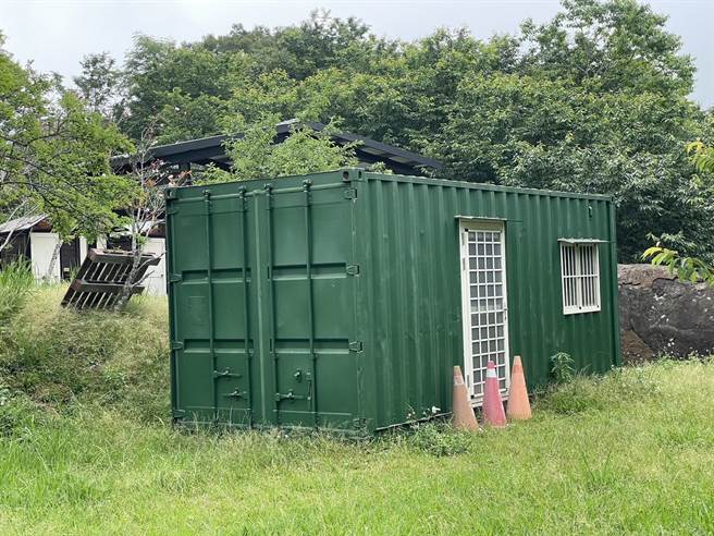 嫌犯将卢男拘禁在苗栗山区的货柜屋内。（翻摄照片／林郁平台北传真）