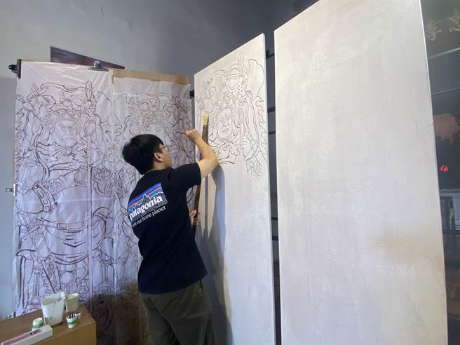 展览现场也安排艺术家以陈玉峰当年使用的原料创作门神。（曹婷婷摄）