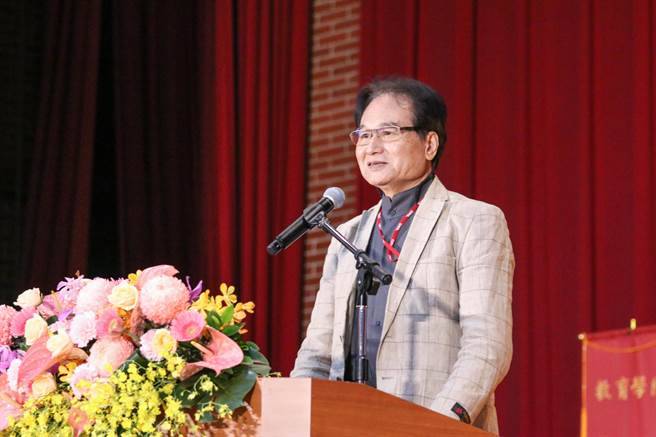 中央研究院首位「道士」院士李丰楙则期勉毕业生，做研究不需要害怕冷门，只要用心投入，就可以创造属于自己的独特人生。(台师大提供)