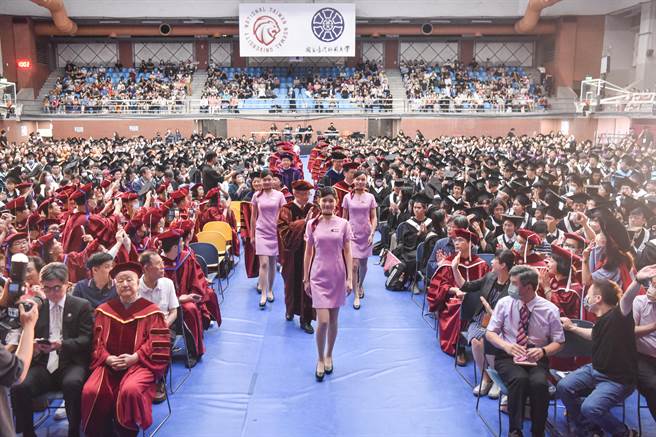 台湾师范大学今(27)日举行111学年度毕业典礼，现场热闹非凡。(台师大提供)