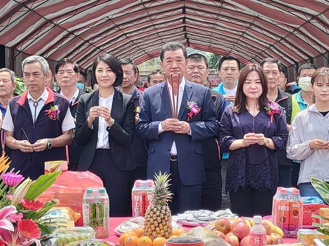 草屯镇公所争取辟建52号道路「建兴街」近日顺利完工，27日举办通车典礼，南投县长许淑华（左2）等人一同祈福。（潘虹恩摄）