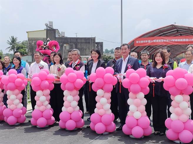 草屯镇52号都市计画道路衔接28号都市计画道路工程近日完工，27日举办通车典礼，南投县长许淑华（右3）等人到场庆祝。（潘虹恩摄）