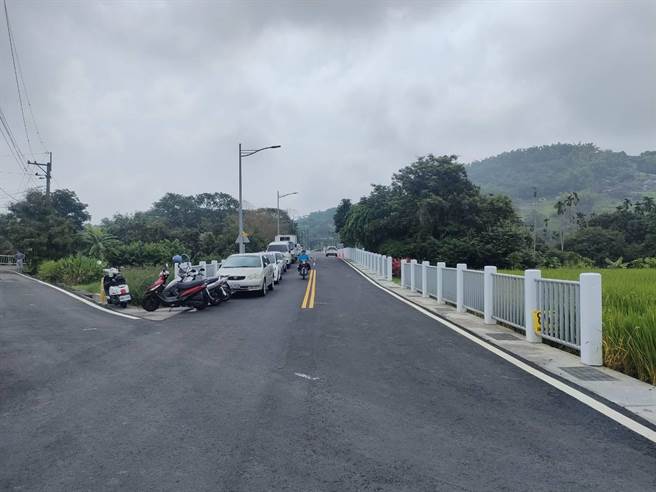 草屯镇52号都市计画道路衔接28号都市计画道路工程近日完工，27日举办通车典礼，盼解决富林路生活圈交通壅塞问题。（潘虹恩摄）