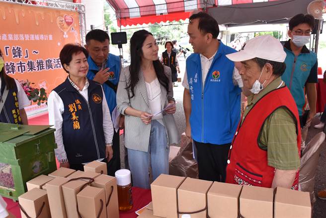苗栗县长夫人陈美琦27日上午赴狮潭帮推销赛夏族人自养蜂蜜。（谢明俊摄）