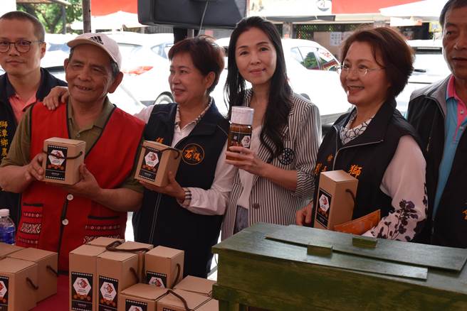 苗栗县长夫人陈美琦27日上午赴狮潭帮推销赛夏族长老豆鼎发自养蜂蜜。（谢明俊摄）