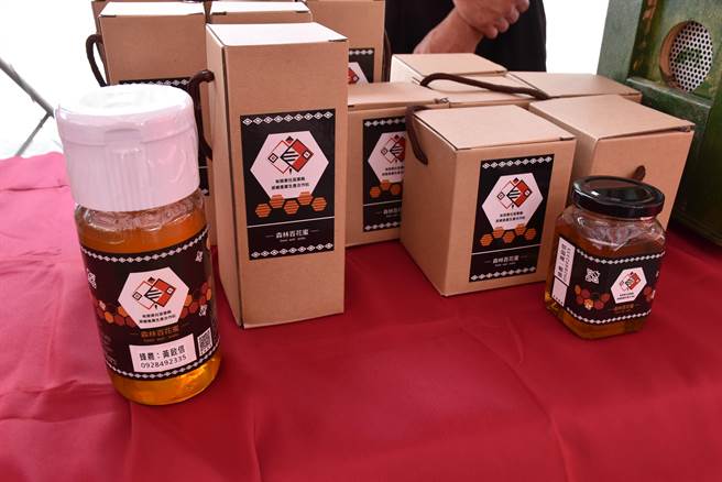 狮潭乡百寿村赛夏族人自创蜂蜜品牌。（谢明俊摄）
