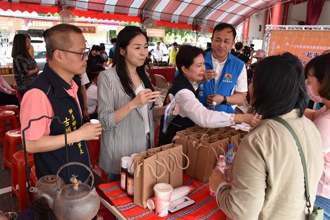 苗栗县长夫人陈美琦试喝蜂蜜水。（谢明俊摄）