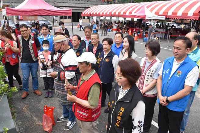 苗栗县长夫人陈美琦27日上午赴狮潭帮推销赛夏族人自养蜂蜜，参加长老祭祀祖灵仪式。（谢明俊摄）