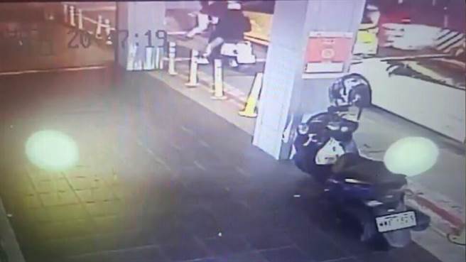 许女不满小黄运将变换车道，持安全帽怒砸车窗。（警方提供）