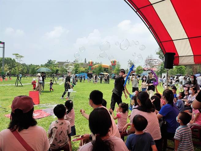 「2023无菸家庭园游会」27日在名间乡名间亲子生态园区举办，现场有多样闯关关卡、充气城堡还可兑换好礼，吸引近千名亲子到场，相当热闹。（南投县政府提供／潘虹恩南投传真）