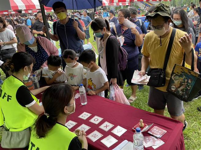 南投县政府卫生局27日于名间乡名间亲子生态园区办理「2023无菸家庭园游会」，将闯关活动融入卫教宣导。（南投县政府提供／潘虹恩南投传真）