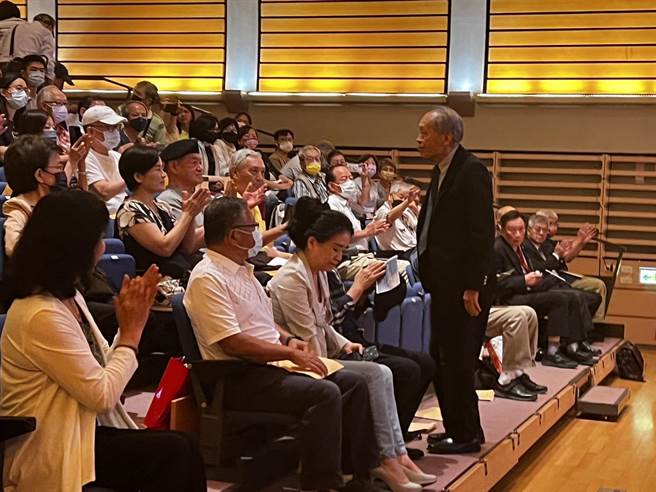 前空軍副總司令傅慰孤從孫子兵法談兩岸兵者「國防軍備整飭」，他提到，孫子兵法中「非危不戰」，兩岸關係還沒到生死存亡之際，執政黨卻用反中、抗中政策來挑釁，不但不能保台，反而製造了危機，不合思維原則。（游念育攝）