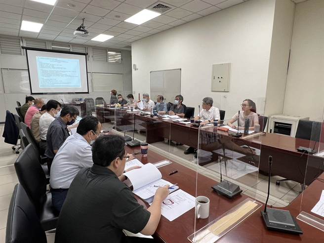 竹北市丰采520天坑事件县府专案小组27日开会审查丰邑公司修正的1个月抢险计画。（新竹县府提供／邱立雅竹县传真）