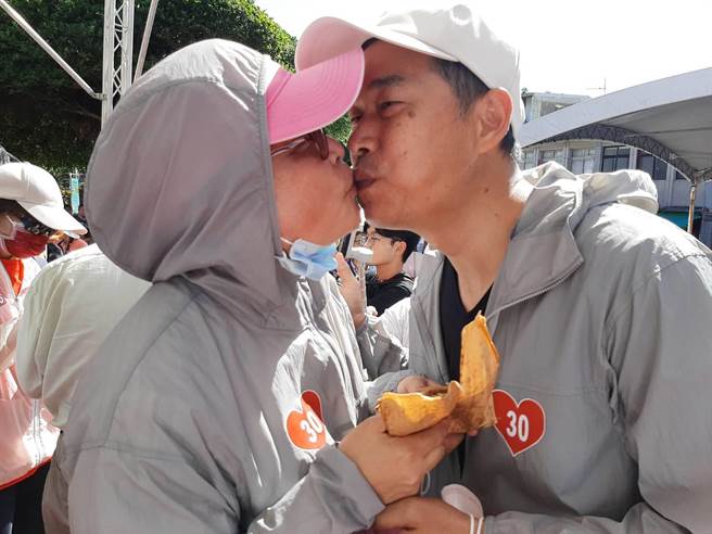 新北市石门区公所今日睽违3年举办「新北第一粽」农特产品行销推广活动，现场举办「心粽只有你 黄金对戒」活动，有夫妻或情侣共吃肉粽，盼吃出价值万元的黄金对戒。（蔡雯如摄）