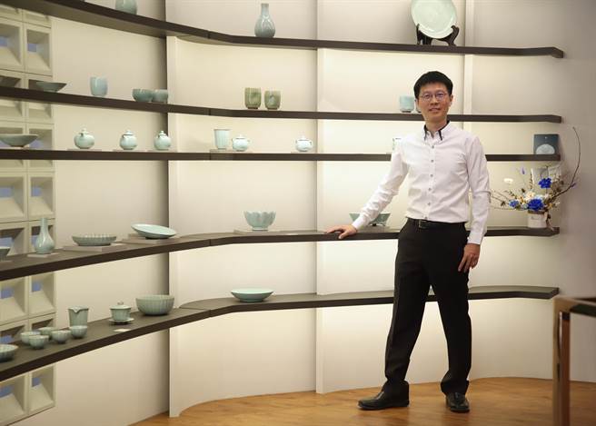原本担任电子工程师的林冠宏（㚕磬），因锺情于艺术创作，2005年毅然辞去工作，一头栽进瓷器创作行列，终于闯出一片天。（艺术家㚕磬提供）