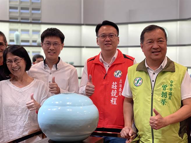 「㚕磬窑」艺廊位在西屯区福科路，27日开幕，台中市议员曾朝荣、立委庄竞程慕名前往参观。（林欣仪摄）