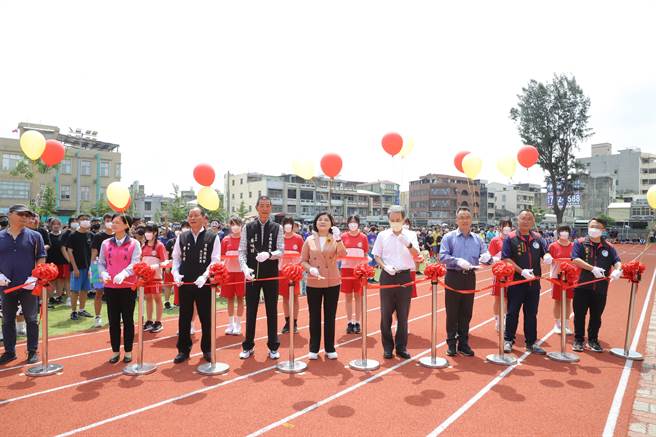 云林县政府向中央争取616万元建置棒球打击练习场、1218万元新建操场，今（27日）落成启用，县长张丽善（右五）特别到校勉励孩子们。（周丽兰摄）