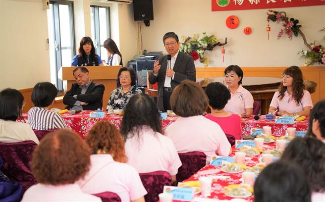 大台中妇女会及健康快乐幸福美满精讚总会理事长暨立委杨琼樱率队交流参访新竹县政府。（新竹县府提供／邱立雅竹县传真）