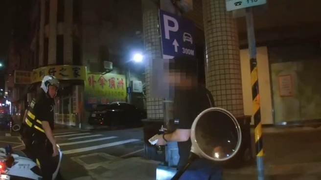 警方拦查陈姓男子，发现他持有大麻电子菸。（翻摄照片／林郁平台北传真）