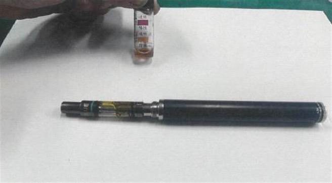 警方检测确认菸油含有大麻成分，当场将陈男逮捕送办。（翻摄照片／林郁平台北传真）