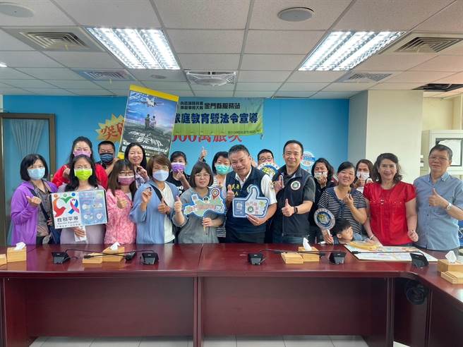 移民署金门县服务站今日举办精油芳疗体验活动，邀新住民妈妈们「松」一下。(图／移民署金门服务站提供)