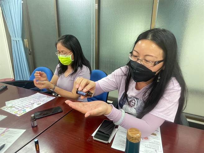 新住民朋友们现场试用体验精油产品，纾压情绪。(图／移民署金门服务站提供)