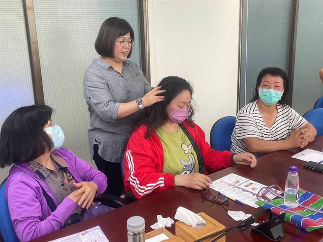李秀雯老师(左二)现场示范精油头部纾压，让新住民妈妈们情绪纾压、舒缓筋骨酸痛。(图／移民署金门服务站提供)