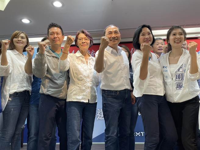 国民党总统参选人侯友宜27日南下高雄，前往国民党高雄市党部举办高雄见面会，这也是侯友宜宣布参选总统后，在高雄的首场造势活动。（洪浩轩摄）