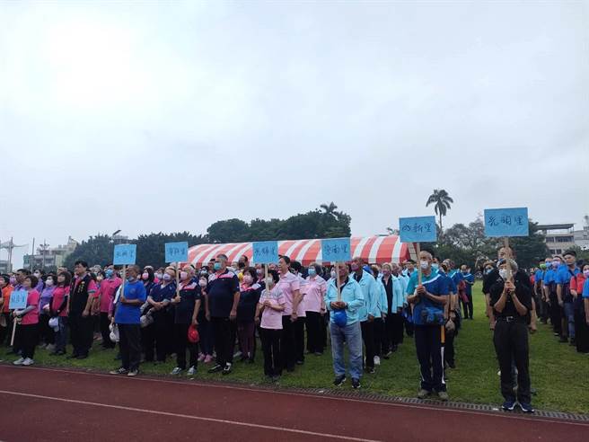 南投市公所为促进市内各里与社区成员感情，于27日上午于南投高中操场举办「南投市112年里及社区联谊赛」，多达34里及20个社区组队参加。（潘虹恩摄）