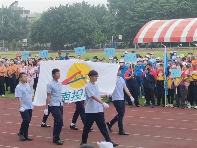「南投市112年里及社区联谊赛」27日上午于南投高中操场举办，由南投高中学生协助比赛开幕，现场近千位乡亲跃跃欲试。（潘虹恩摄）
