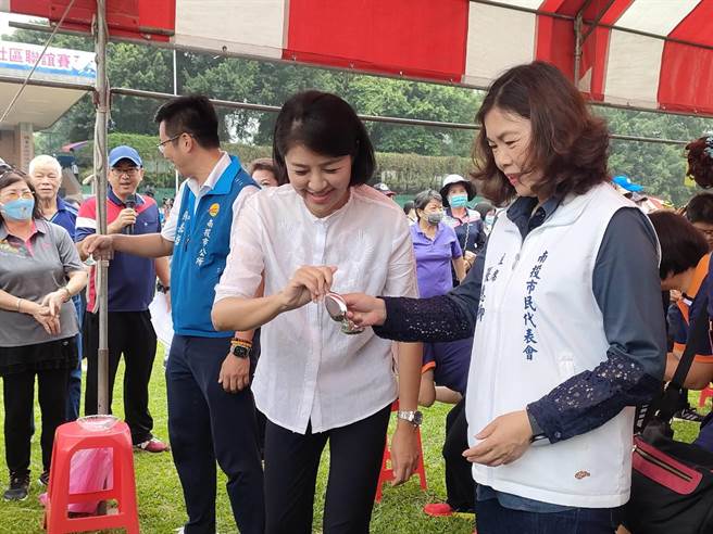 南投县长许淑华与市长张嘉哲、各民代与民代助理临时组队参加「弹珠会滚动」接力赛。（潘虹恩摄）