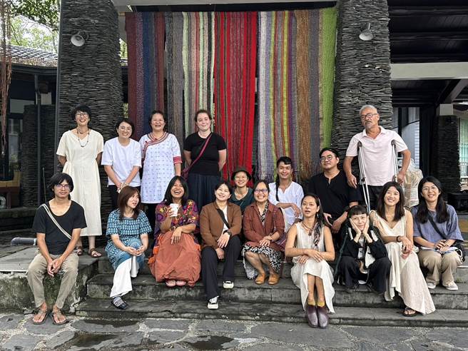 串连31位台湾织者，「晒布行动」原民文化园区开展。(原文发中心提供)