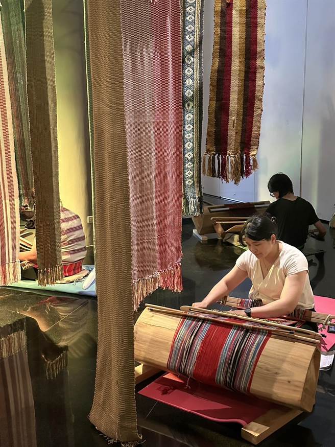 串连31位台湾织者，「晒布行动」原民文化园区开展。(原文发中心提供)