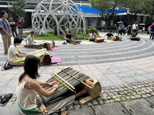 串连31位台湾织者，「晒布行动」原民文化园区开展。(原文发中心提供)