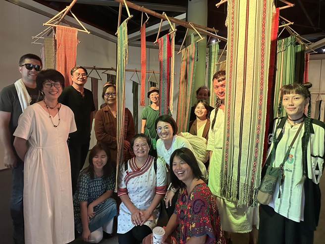 串连31位台湾织者，「晒布行动」原民文化园区开展。(原文发中心提供)