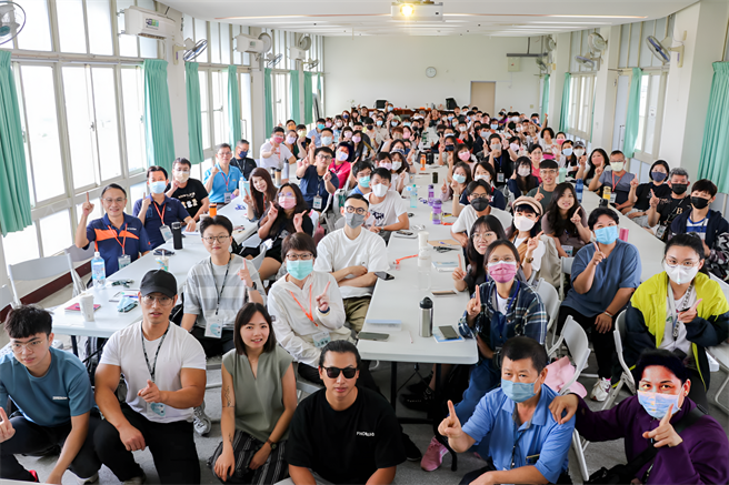 嘉义县政府举办自媒体影像培训「嘉己来行销，技术＋1」工作坊，邀专业YouTuber带领民眾接触数位工具，让人人都能成为自媒体。（嘉义县政府提供∕吕妍庭嘉义传真）