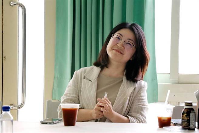 县府新闻行销处长杨皓茹也到场与学员互动，期望民眾能在课程有所收获。（嘉义县政府提供∕吕妍庭嘉义传真）