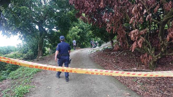 台南市梅岭发生尼姑命案，警方围起黄线调查。（程炳璋摄）
