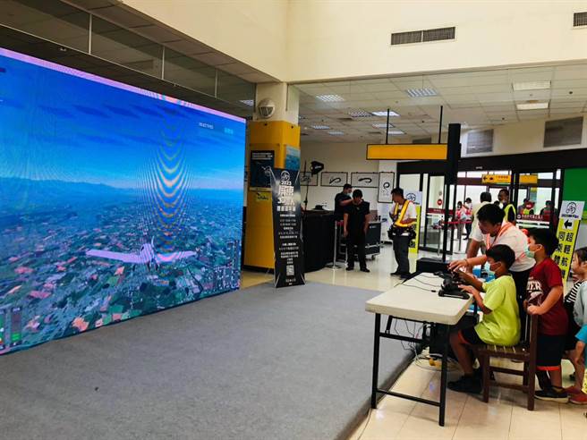 2023屏东3D铁人体验嘉年华体验。(屏县府提供)