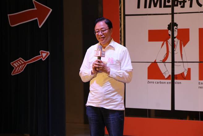 桃园市长张善政今授旗嘉勉青年志工团队，宣告桃园青年国际志工队即将启航，盼爱心跨越国界，让国际感受到台湾是充满爱与温度的国家。（蔡明亘摄）