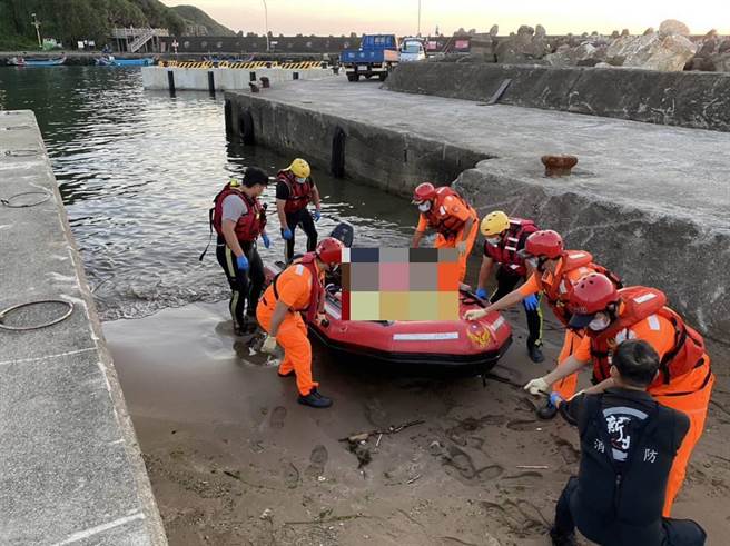 新北市金山区水尾渔港的一线天在今(27)日凌晨4时25分许发现一具浮尸，警消获报后立即前往打捞。(黄敬文翻摄)