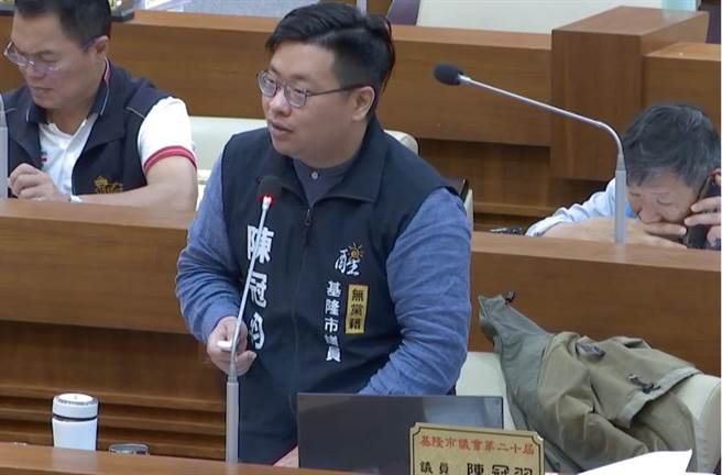 基隆市议员陈冠羽日前质询痛批林右昌前市府针对特教师资比率计算「灌水」，导致实际特教教师数量不足，新市府应检讨改善。（徐佑升摄）