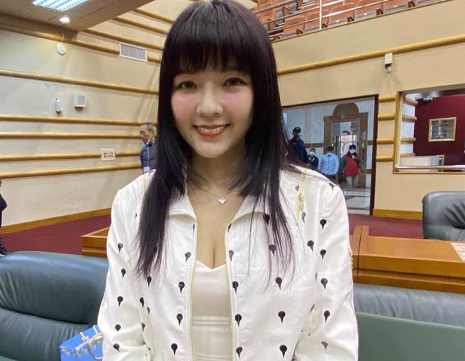 全台最辣议员「顏色不分蓝绿支持性专区顏色田慎节」在脸书贴出她与田长沛的合照，说觉得比宣传海报的都好看。（本报资料照）